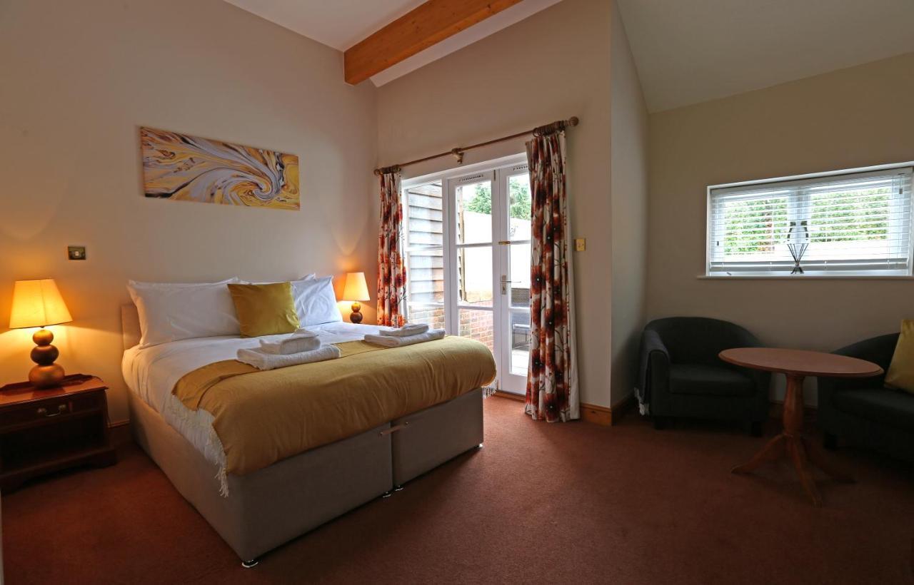 The Three Lions Hotel Fordingbridge Buitenkant foto